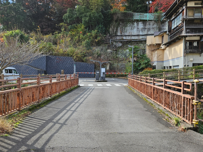 橋の先に精算機がある写真です。