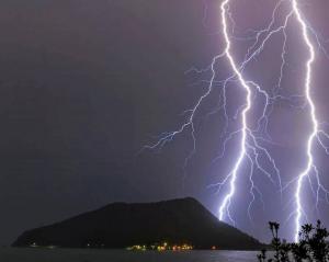ポートスティーブンス市を襲う落雷の様子