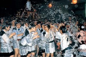 湯河原町の春の名物「湯かけ祭り」の様子です。