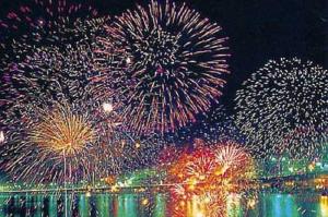 湯河原町の夏の夜空を彩る花火大会の写真です。