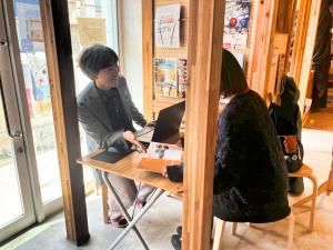 移住担当職員が実際に移住相談の受付をしているシーンのイメージ画像です。