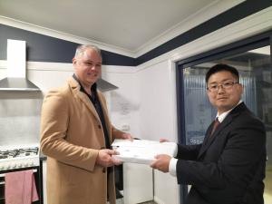 ジェイソン・ウェルズ副市長へお土産贈呈