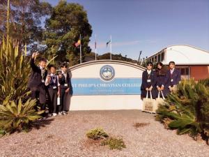 セントフィリップスカレッジの前で記念撮影