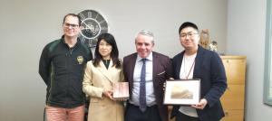 マルティン・テルファー学校張へお土産贈呈