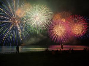 吉浜海岸沖合から打ち上げられる花火