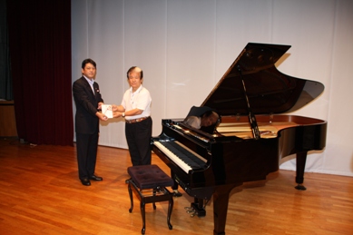 スタジオ千夢様からグランドピアノの寄贈の受領（観光会館）の画像