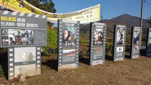 ピネ島入口にはロケ地になった映画などの内容が紹介されています