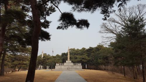 韓国戦争の殉国者のための慰霊碑