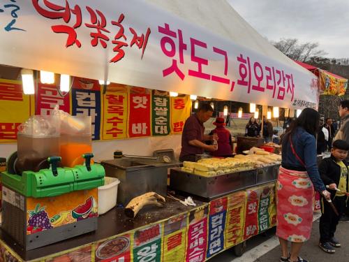 お祭りに並ぶ屋台